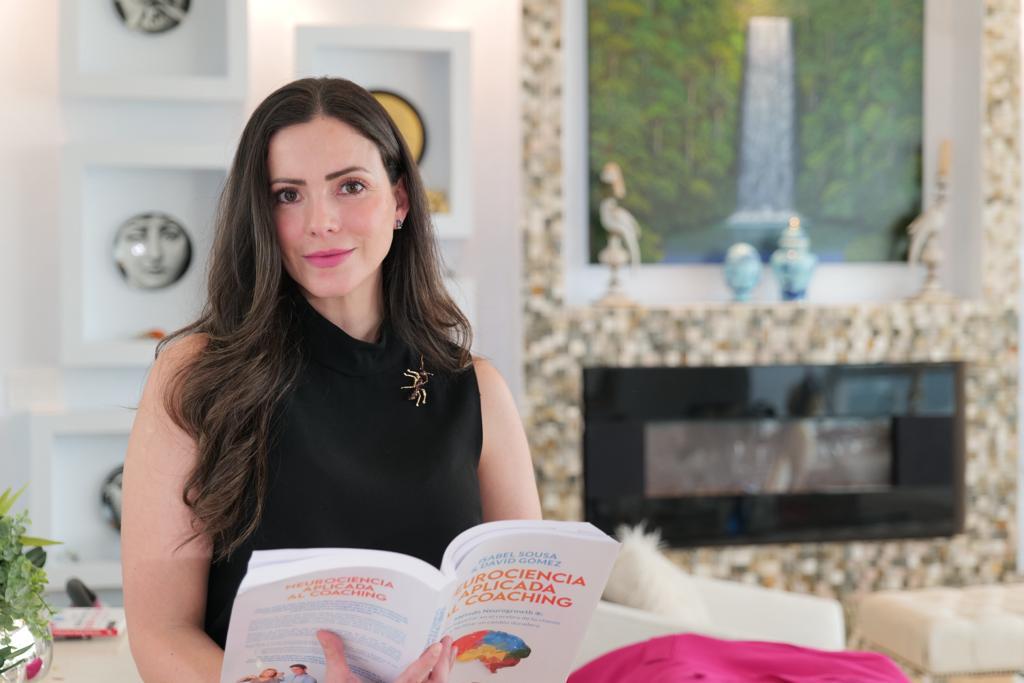 Andrea Giler en un espacio de reflexión con su libro de coaching